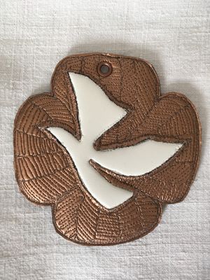 Croix en forme de fleur avec colombe fond cuivre