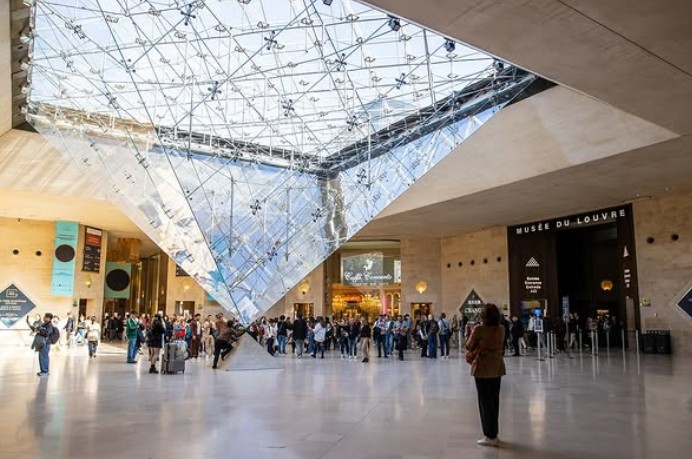 Louvre Paris, Einlass zur Kunstmesse