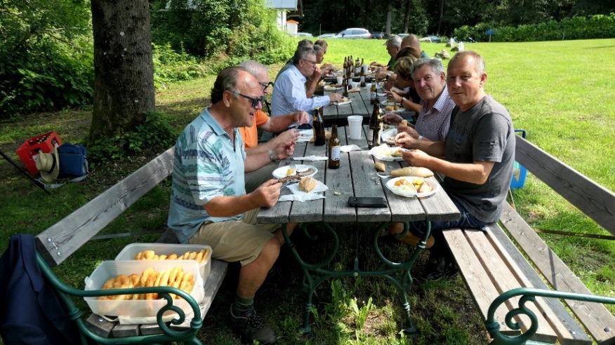 Alle genießen das "Bratl"