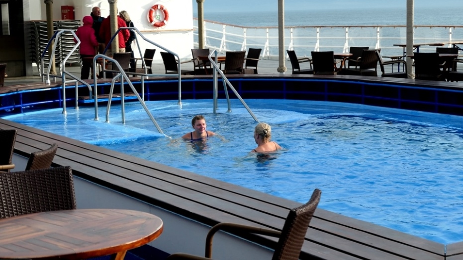 Schwimmen im geheizten Pool