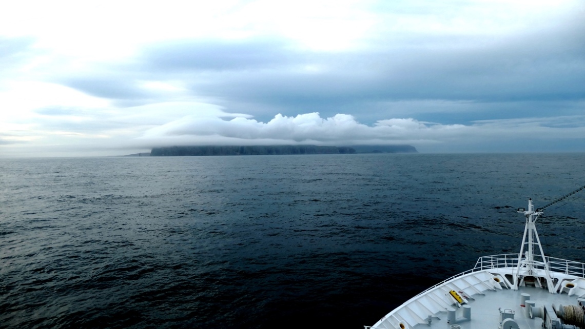 Am Horizont erscheint sie aus dem Nebel