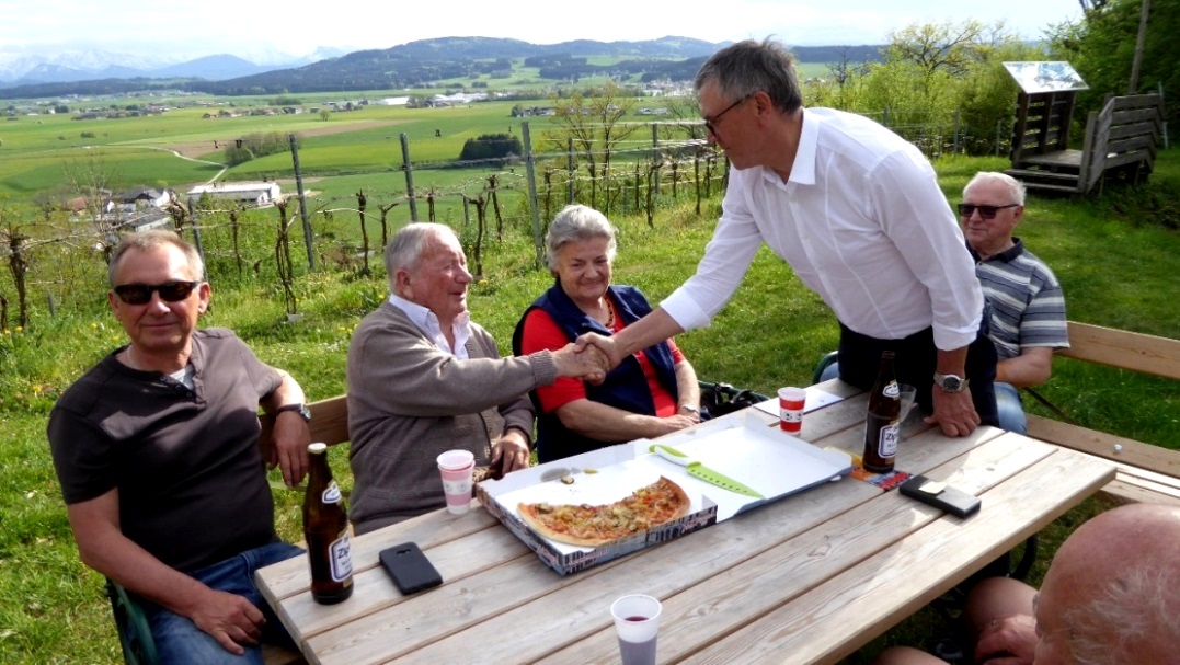 Er bedankt sich für den langjährigen Einsatz von Hans und Rosi