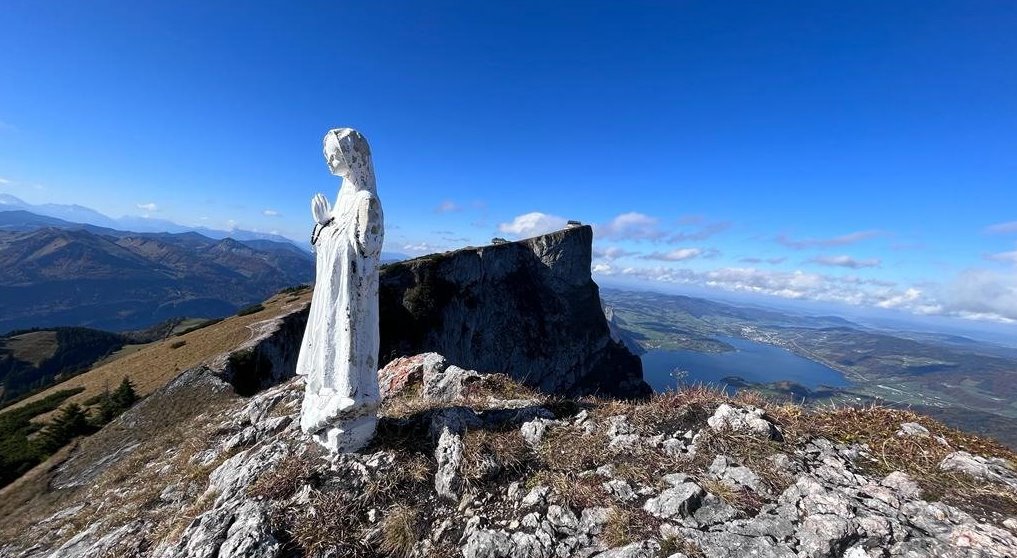 Auf dem Gipfel - im Hintergrund der Schafberg und der Mondsee