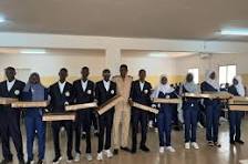 pomme rouge sur quatre livres pyle