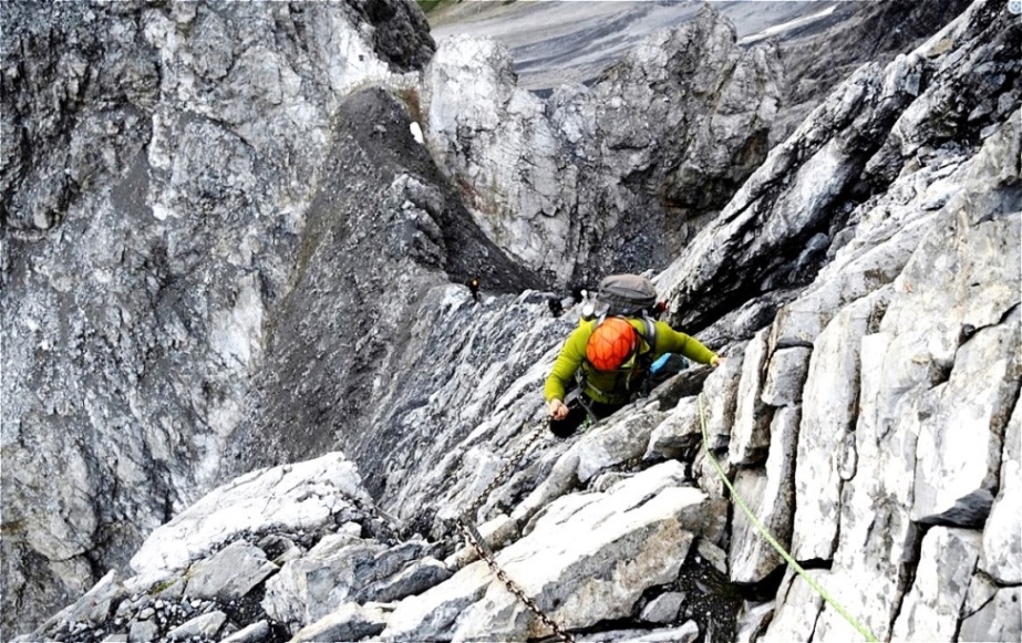 Ca. 60 Meter geht es mit Eisenketten versichert im III. Grad hinauf auf den Gratturm.