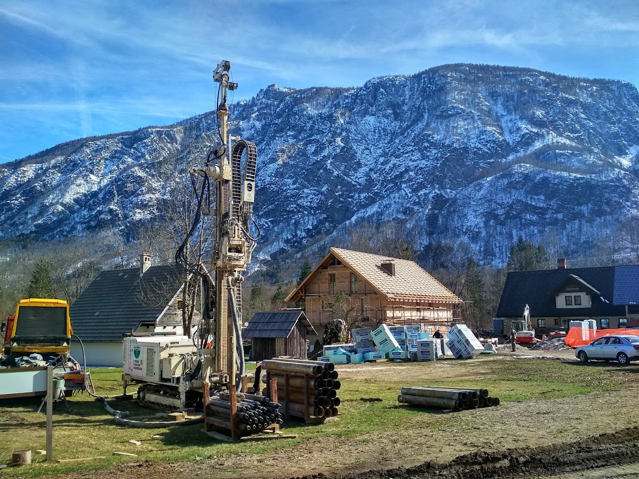 Vrtalni stroj za izvedbo geotermalnih vrtin