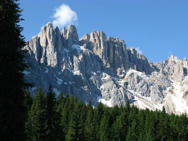 Vom Karerpass zur Rotwandhütte
Der Gebirgsstock des Latemar (2.791 m)