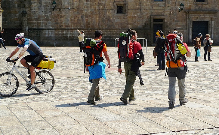 Reges Kommen und Gehen herrscht auf dem Platz vor der Kathedrale