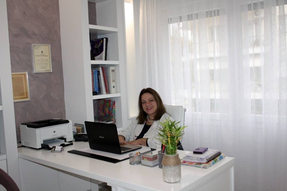 Η Ιατρός Αλιώζη Λουίζα στο γραφείο της
