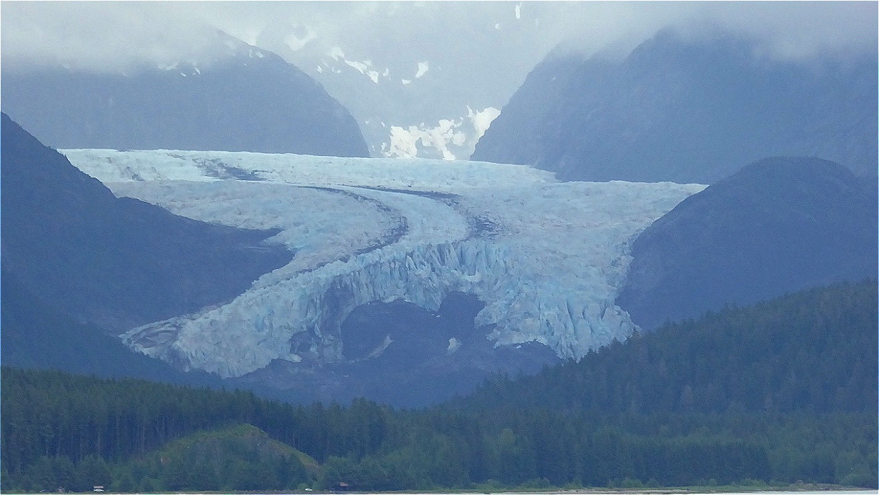 Gletscher "fließt" ins Tal !