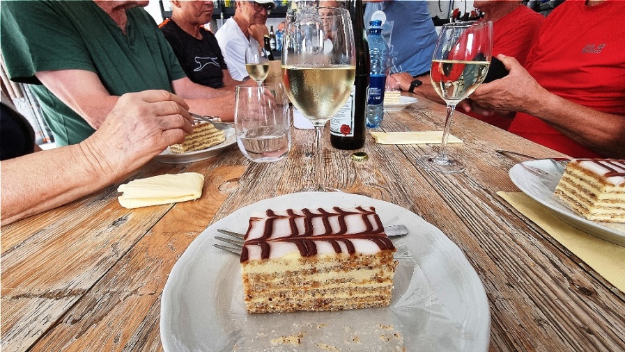 Kardinalschnitten und Kaffee