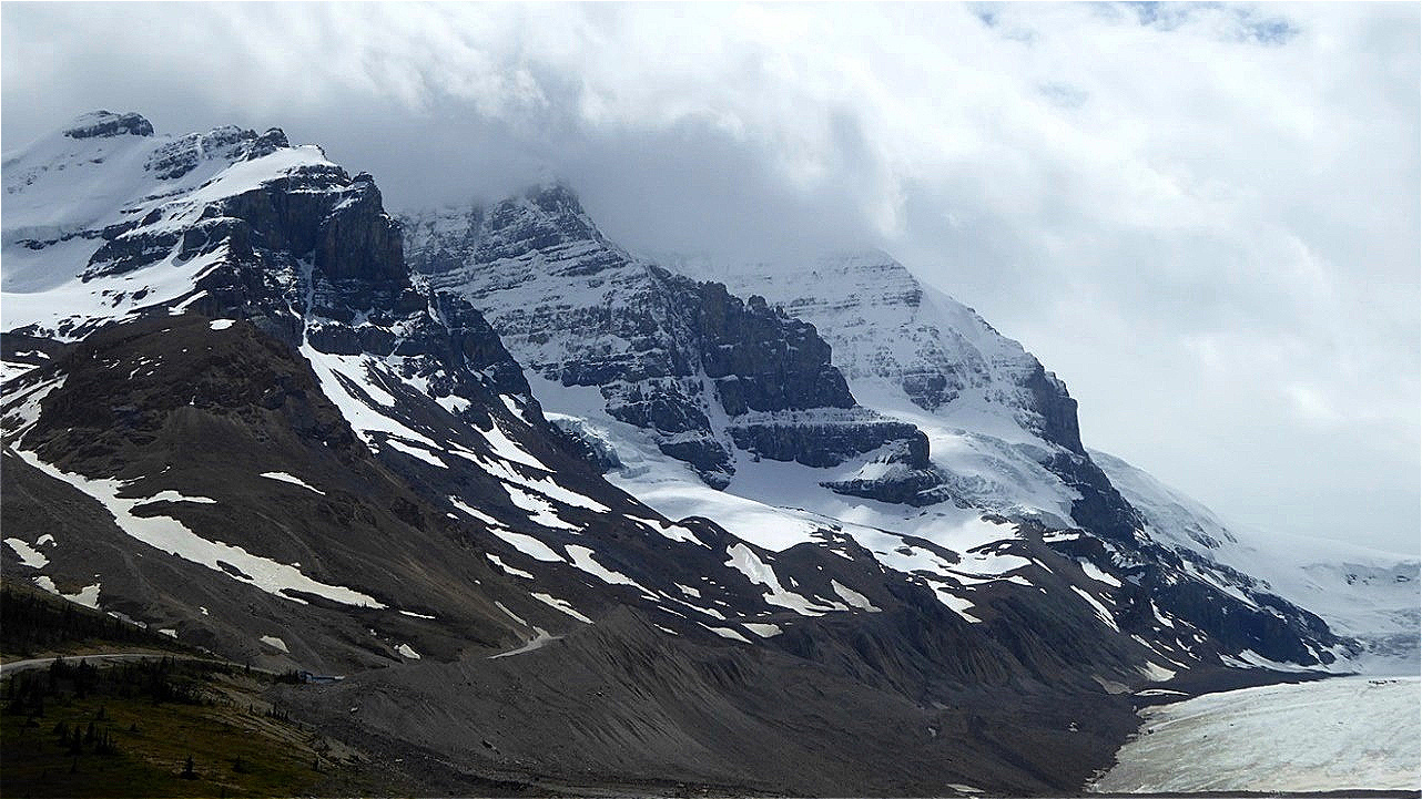 Bergriesen säumen den Gletscher ein !