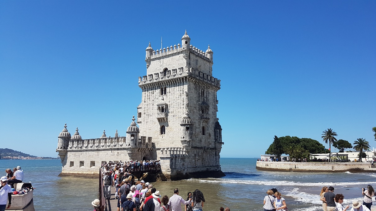 Als Leuchtturm auf einem Felsen im Mündungstrichter des Tejo gelegen, begrüßte er die ankommenden Entdecker und Handelsschiffe.