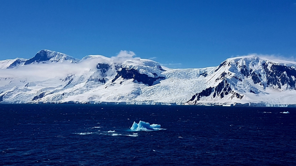 Gletscher fließen in den Ozean