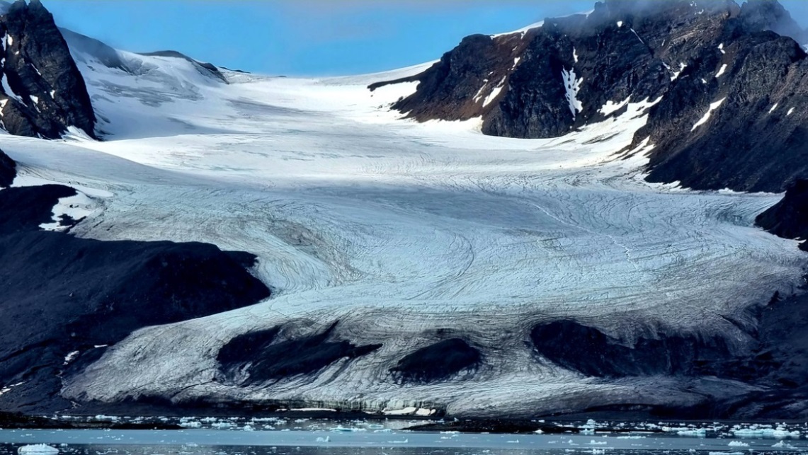 Ausaperungen im unteren Teil der Gletscherzunge