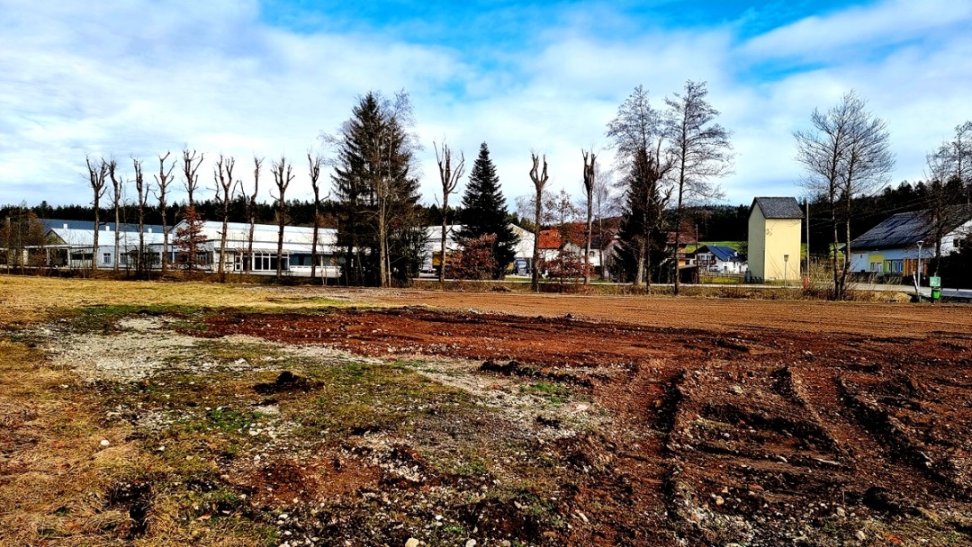 Vor der ehemaligen RIEDEL Glashütte wird das Glasmuseum gebaut