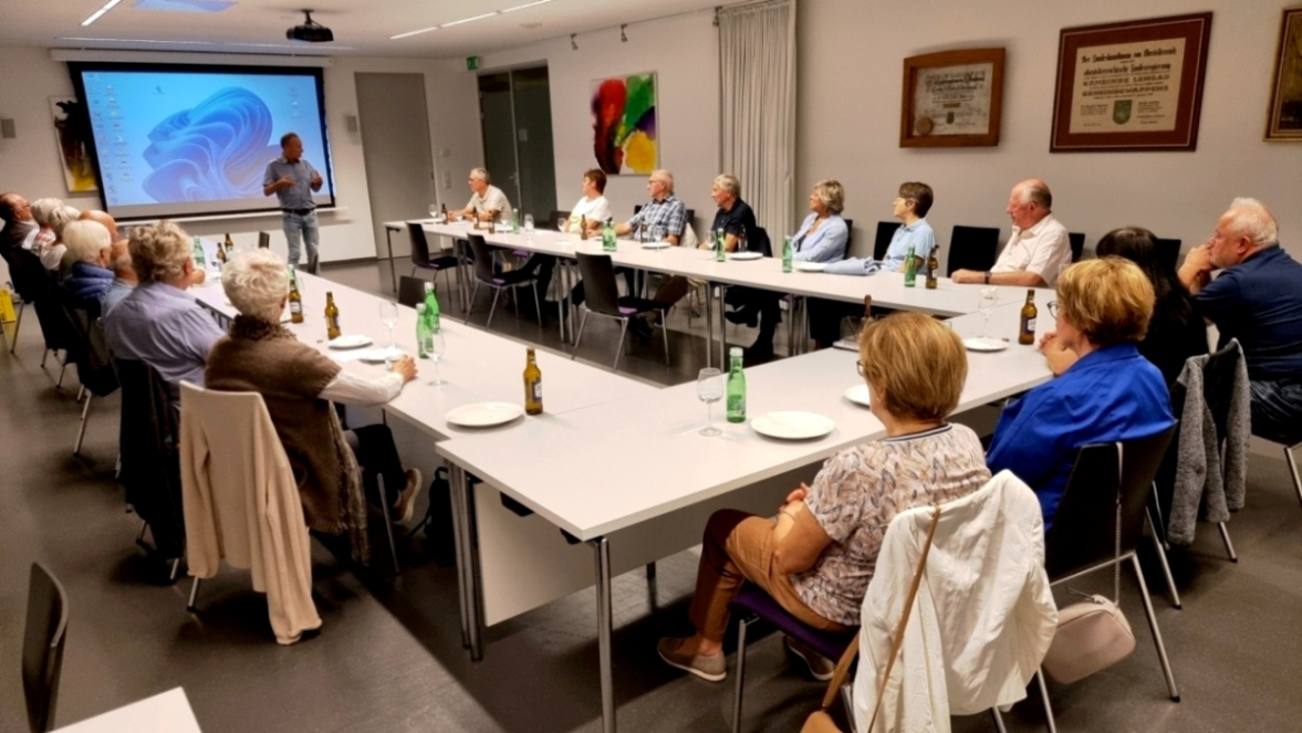 Kellermeister Schnaitl bedankt sich im Namen der Winzer*innen für die jahrelange Unterstützung und die harmonische Zusammenarbeit mit der Gemeinde