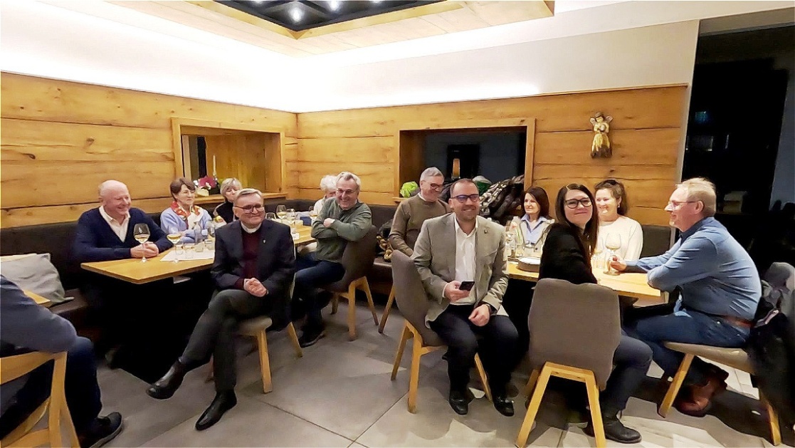 Alle lauschen seinem Bericht