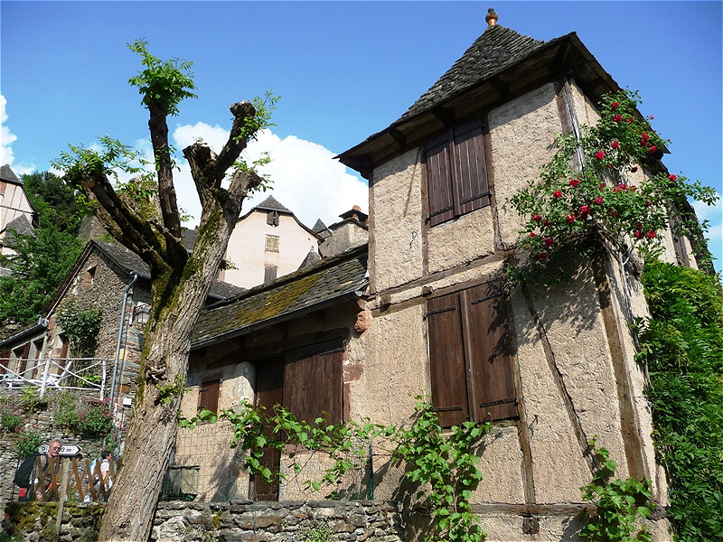 Um das Kloster entwickelt sich die mittelalterliche Stadt, die vor allem mit und vom Kloster und den Dienstleistungen für die Pilger lebte