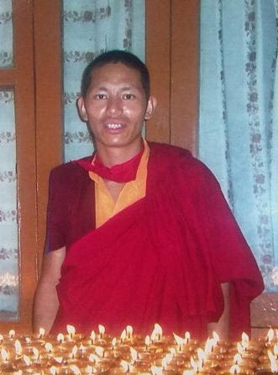 2013 : nous sommes sollicités pour aider Thargay, moine venant de fuir le Tibet et ayant des problèmes de santé.