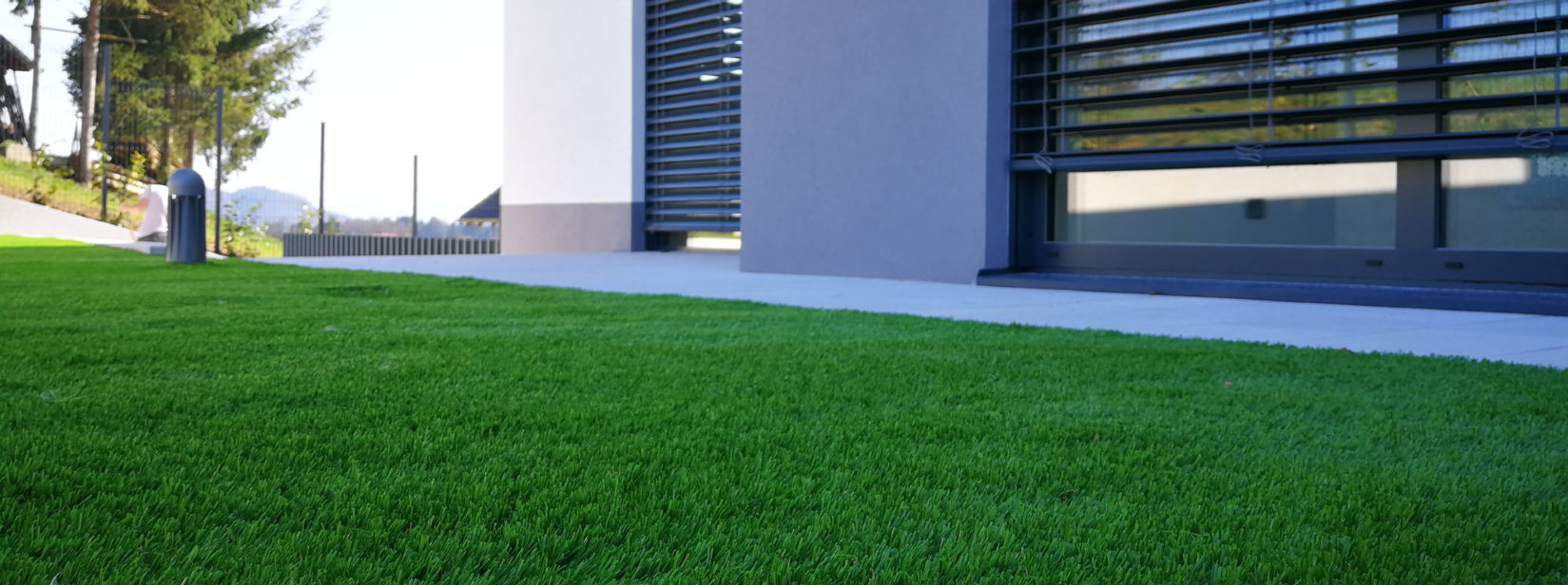 <h3>Umetne trave </h3>
<h4>za vrtove, atrije, športna igrišča, javne površine, golf, vrtce in šole</h4>
<a class="slider-button" href="kontakt.html">POŠLJI POVPRAŠEVANJE</a>