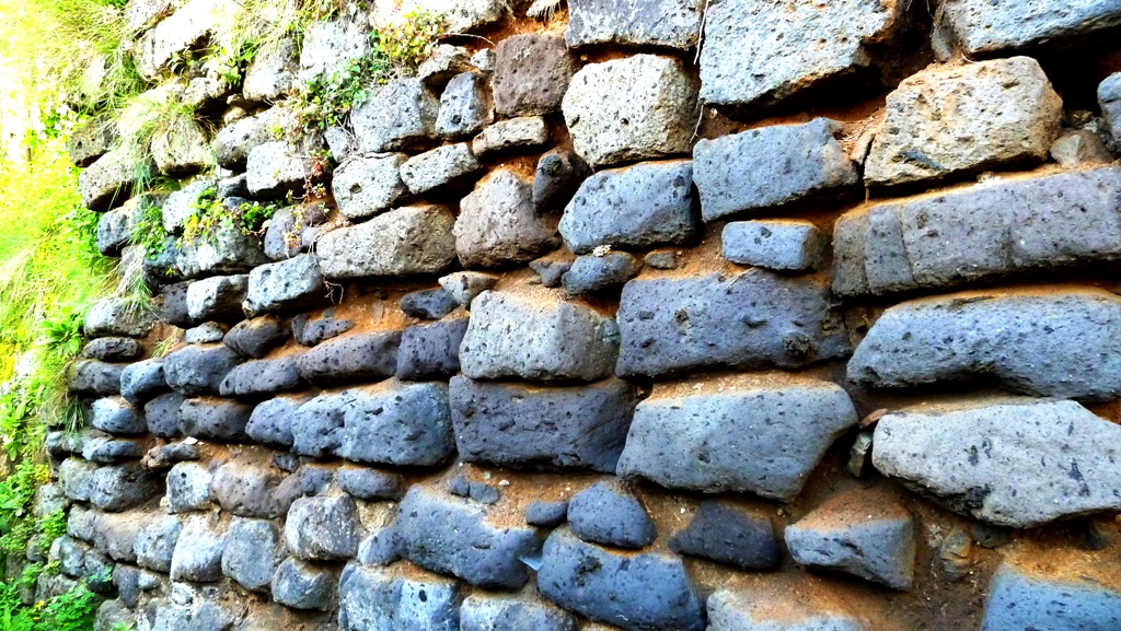 Bimssteinmauer aus Steinen vulkanischen Ursprungs