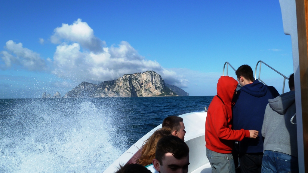 Kurs auf die Insel Capri
Die Insel liegt nur rund fünf Kilometer vom Festland entfernt und gehört zur Provinz Neapel
