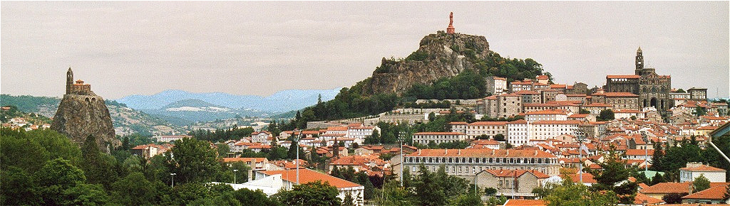 Le Puy en Velay. Blickfang der Stadt sind die beiden Basaltspitzen (Puys) aus kegelförmig erstarrter Lava