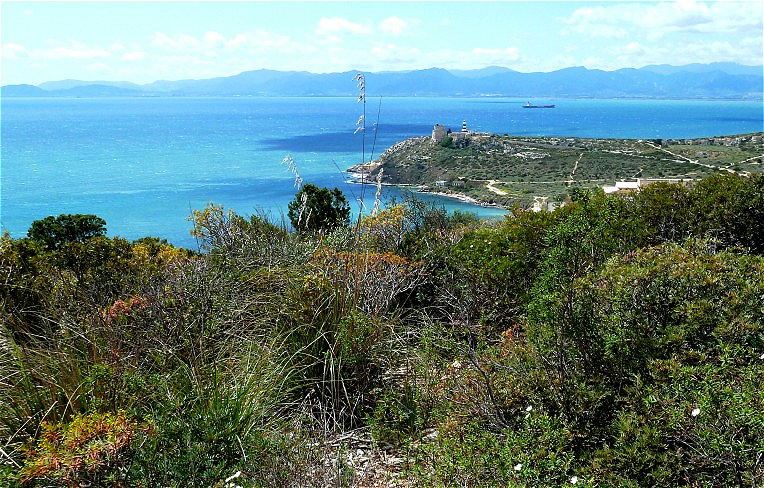 Blick auf Cala Mosca mit den Befestigungsanlagen