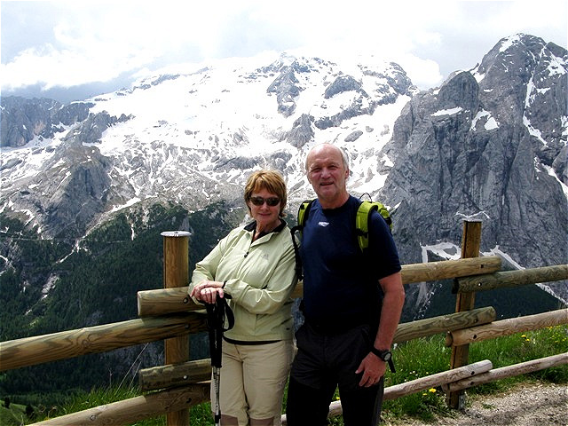 Auf dem Aussichtsplatz vor der Schutzhütte Viel dal Pan