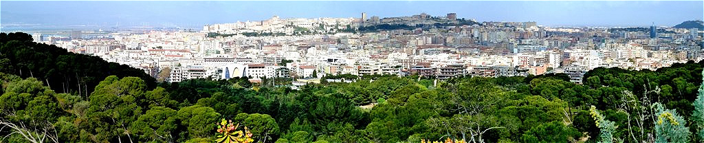 Blick vom Monte Urpino nach Norden auf die Altstadt. 
Cagliari (sardisch: Casteddu) ist die größte Stadt Sardiniens, Hauptstadt der autonomen Region Sardinien in Italien sowie Hauptstadt der Provinz Cagliari.