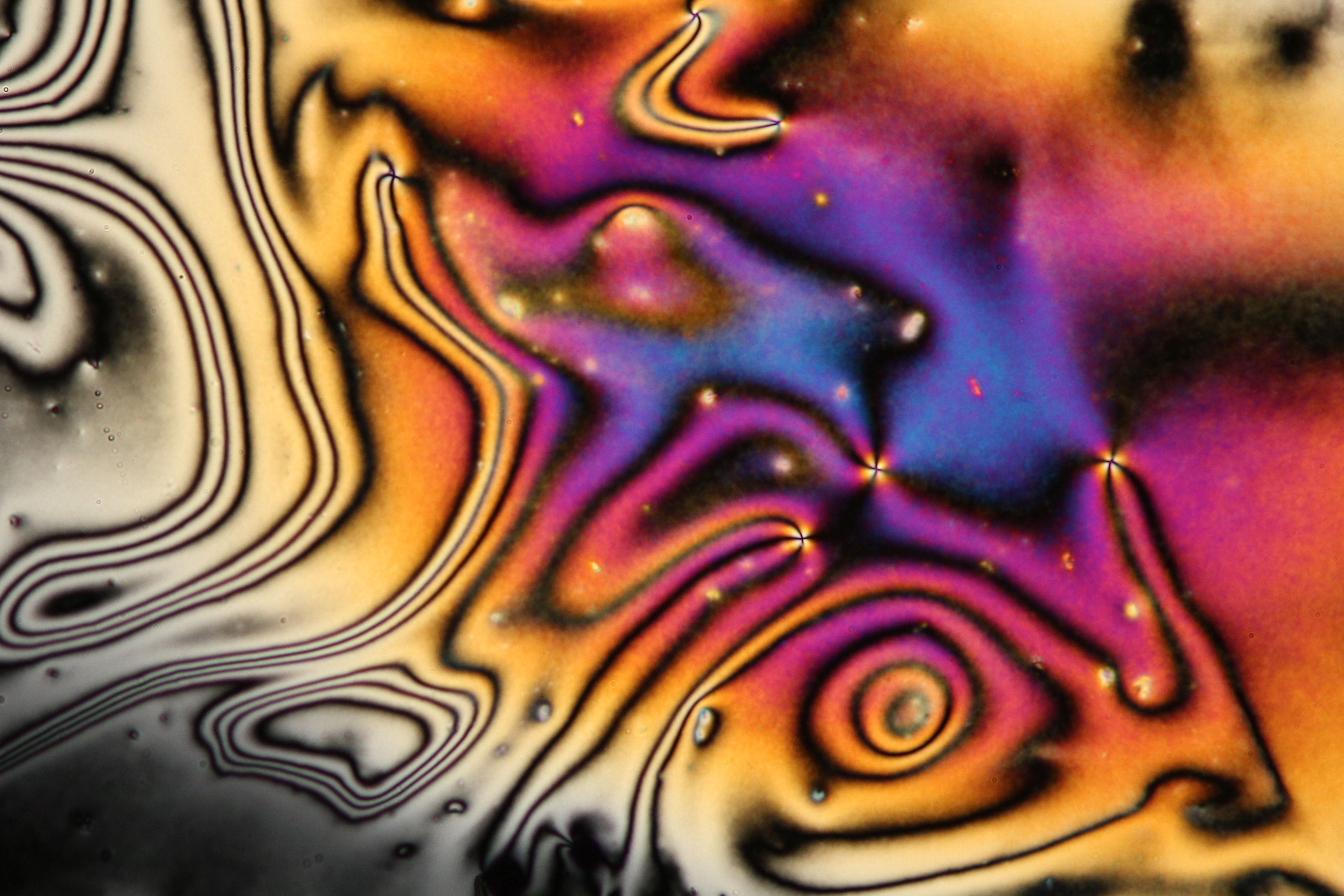 Nematic 8CB thin layer on a glass