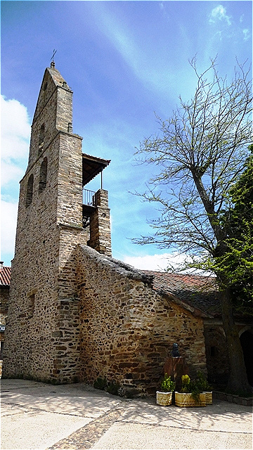 Vorbei an der Dorfkirche