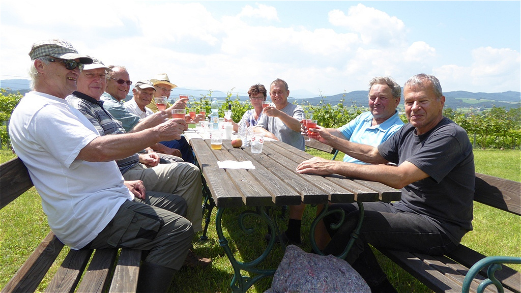 Anstoßen mit unserem gut gekühlten  "Rosé"