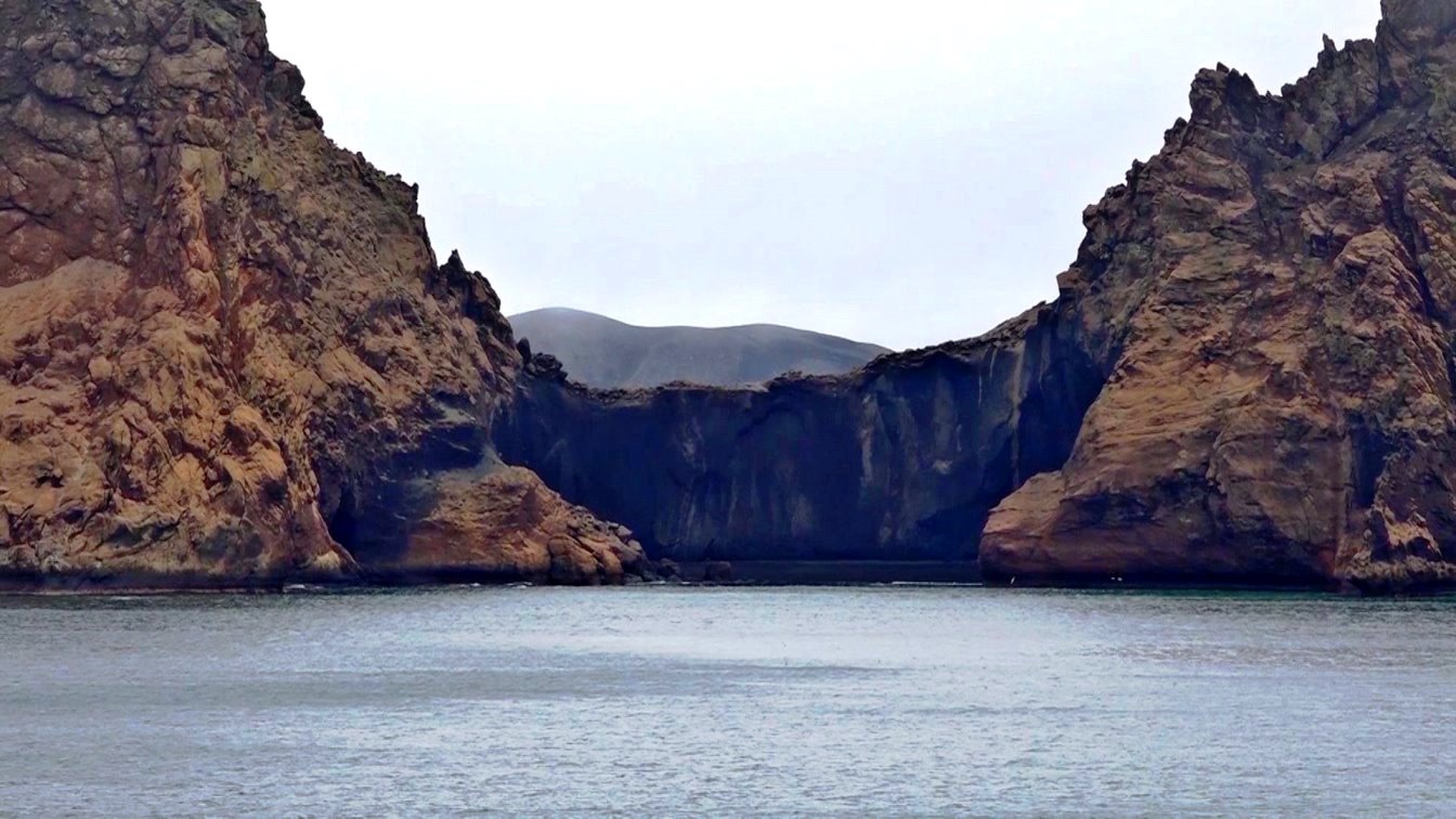 Dunkles, erkaltetes Lavagestein