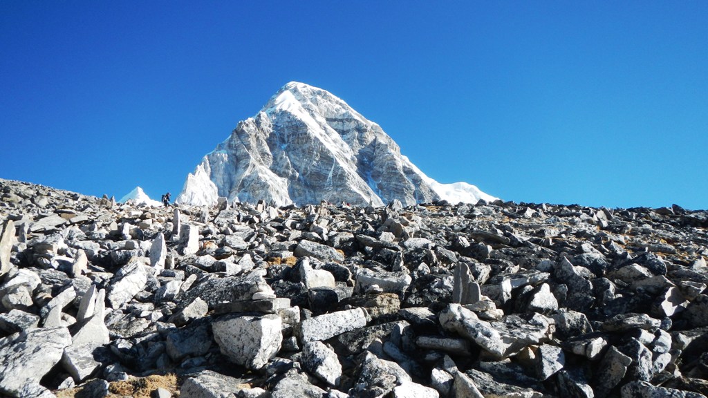 
Aufstieg zum Kala Patthar - Nebengipfel des Pumori ist der Kala Patthar (5.675 m), dessen Südgipfel (5.545 m)
Im Hintergrund erhebt sich der Pumori 7.161 m. Der Kala Patthar (5.675 m) ist ein Nebengipfel des Pumori, dessen Südgipfel (5.545 m) wegen seiner Aussicht auf Mount Everest, Lhotse und Nuptse
und wegen seiner Nähe zur Trekkingroute ins Everest-Basislager
