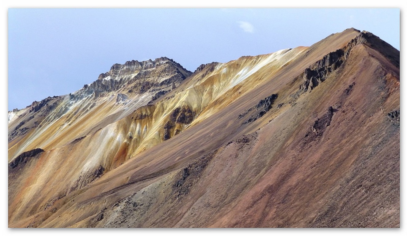 Berge vulkanischen Ursprungs
Rhyolith = Liparit - ist ein farbenprächtiges felsisches, dem Granit ähnliches, vulkanisches Gestein