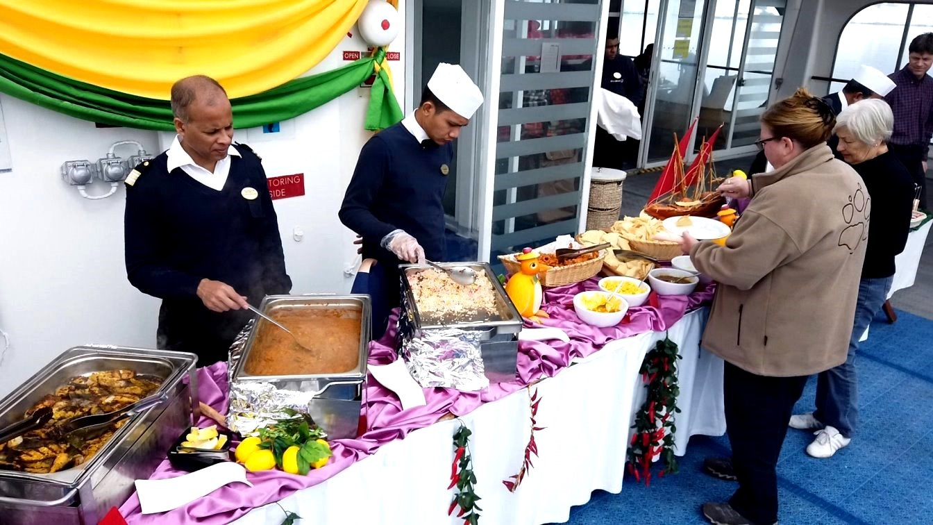 Zu Mittag - Indisches Curry Buffet auf dem Pooldeck