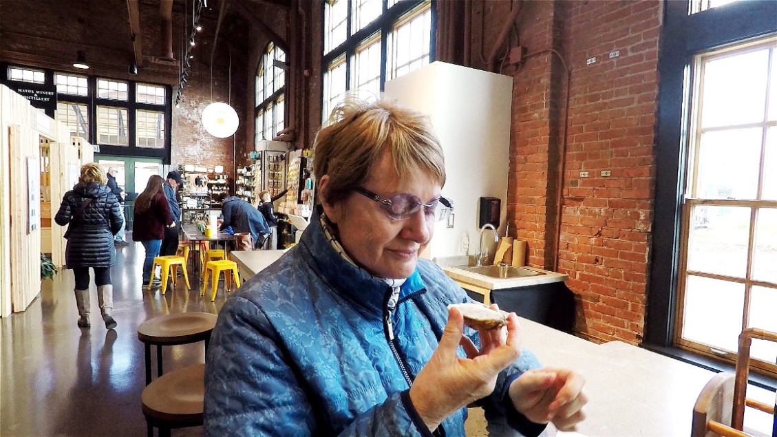 Austern werden geschlürft