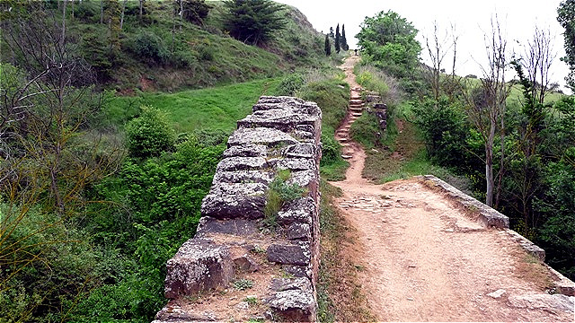 Der Weg führt über die noch erhaltene römische Brücke