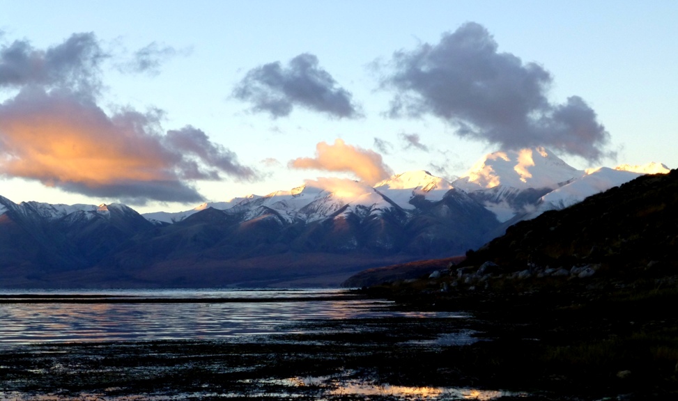 Sonnenaufgang - Gurla Mandhata (7.728 m)
Die Sonnenauf- und -untergänge muten unwirklich schön an