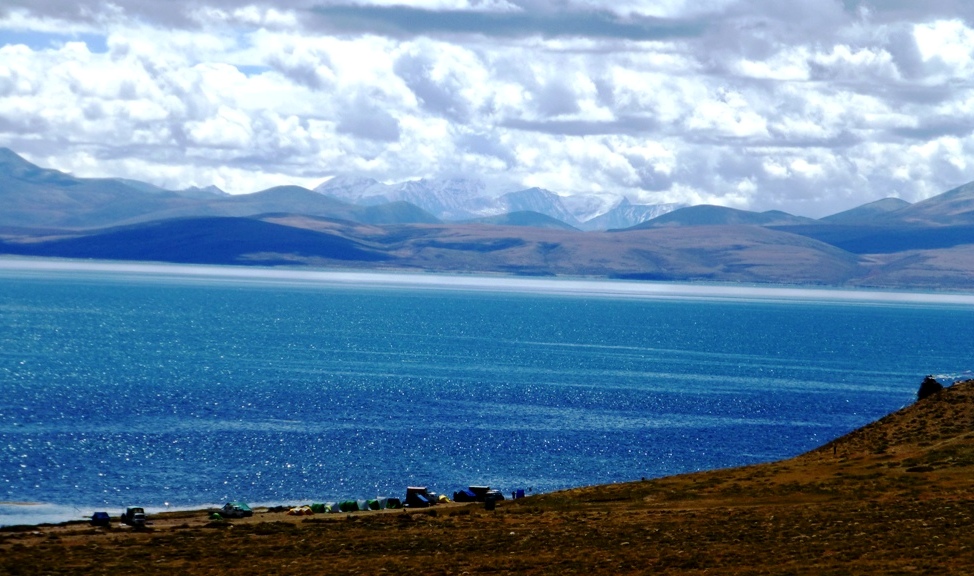 Blick hinunter auf unser Zeltlager am Manasarowa See
Das Tiefblau des Wassers schmiegt sich an das Weiß der umliegenden Berge
