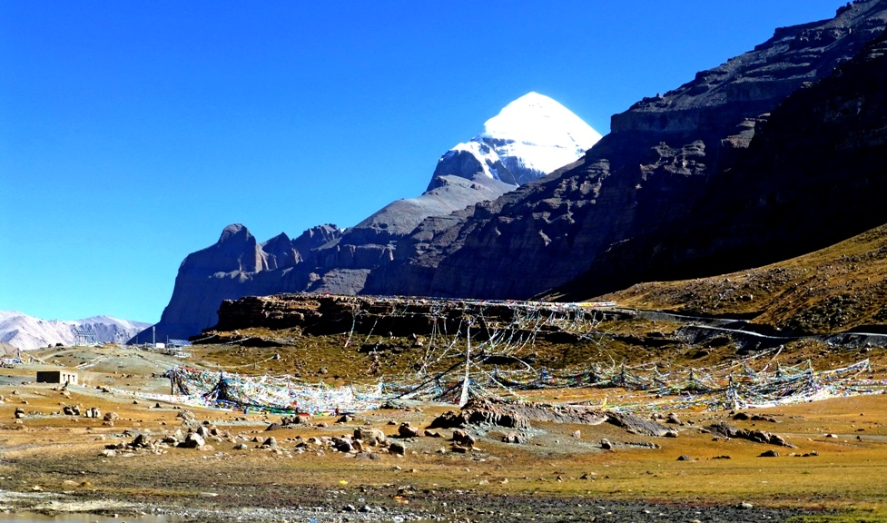 Am Ort der Himmelsbestattung
Sie ist bis heute in Tibet am meisten verbreitet. Der Leichnam wird einige Tage im Haus weiter symbolisch mit Essen versorgt. In dieser Zeit von drei bis fünf Tagen wird dem Toten von einem Lama aus dem Tibetischen Buch der Toten vorgelesen