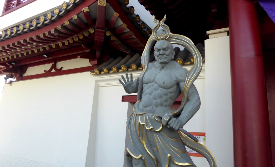 Der Wächter lässt seine Muskeln spielen !