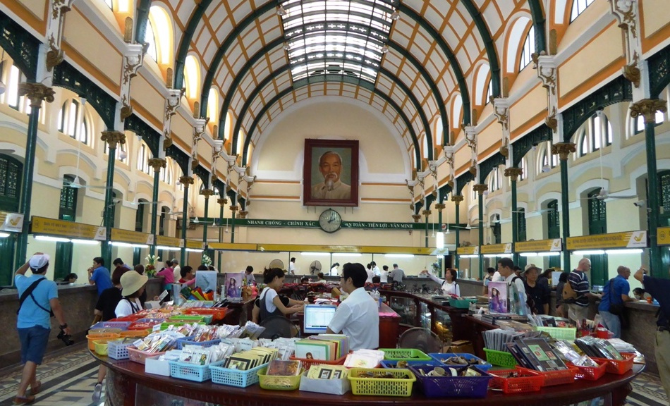 Innenhalle mit "Onkel Ho".