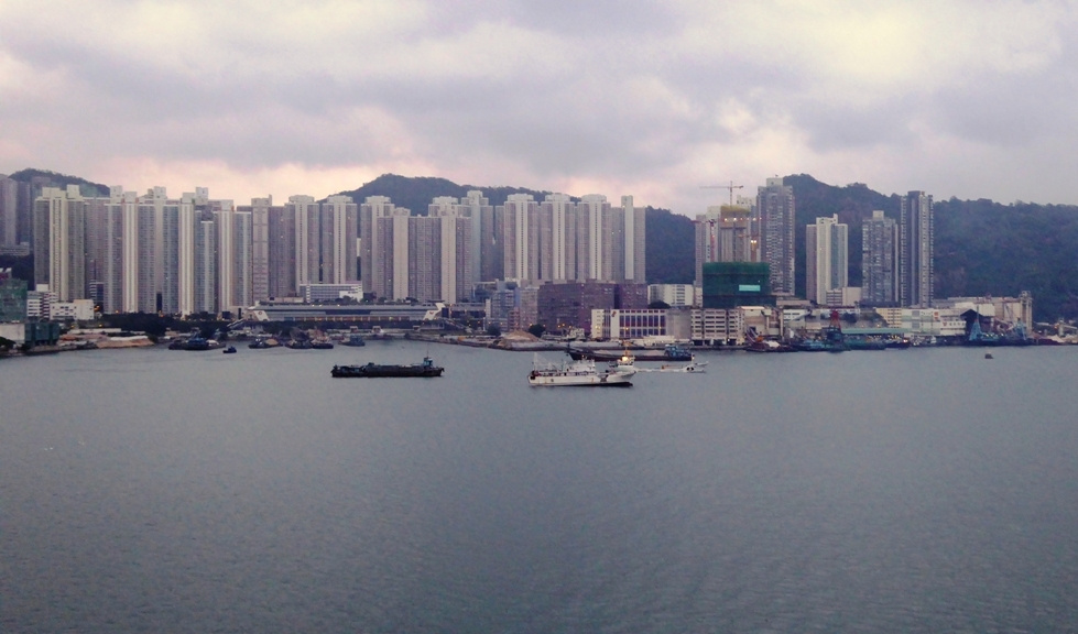 Hochhäuser am schmalen Küstenstreifen