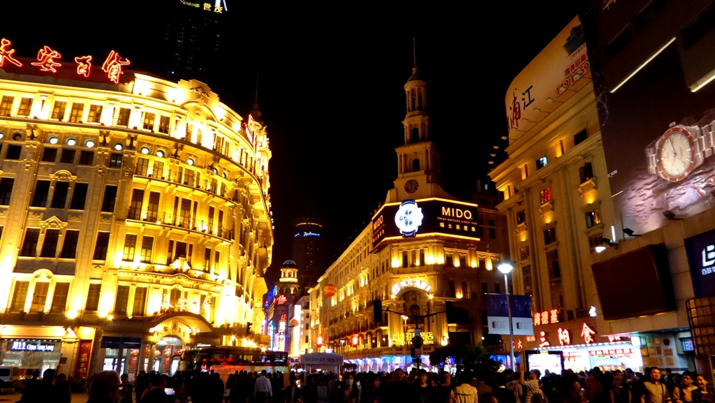 Nanjing Road
Die neue goldene Meile Chinas. Hier findet man viele, riesige Einkaufspassagen und Boutiquen. Alle Designer sind hier vertreten und die Ware ist echt!
