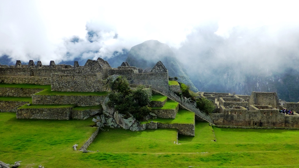 Langsam kommt die Sonne
Eine Theorie besagt, dass zur Zeit der spanischen Eroberungen die Stadt sich noch im Bau befand. Die Inkas stellten den Bau ein und verließen die Stadt. Machu Picchu geriet in Vergessenheit