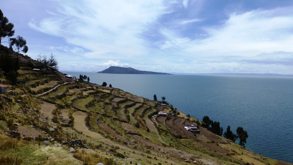 Titicacasee - größter Hochgebirgssee der Erde im Norden des Altiplano gelegen
Im Norden des Altiplano liegt der Titicacasee. Er ist das höchstgelegene kommerziell schiffbare Gewässer der Erde. Er liegt auf einer Höhe von 3.810 m über dem Meeresspiegel, ist 178 km lang und bis 67,4 km breit