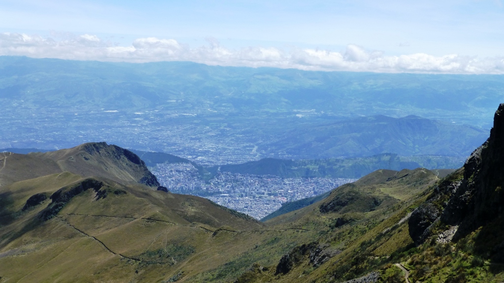 Quito liegt tief unter uns !